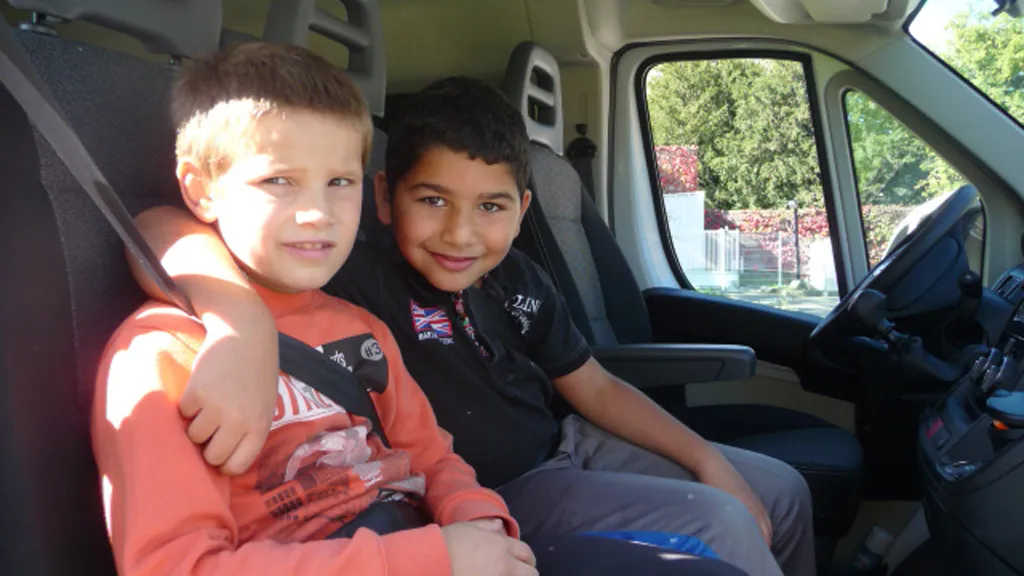 Photo de deux enfants dans un véhicule adapté